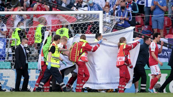 Медики эвакуируют футболиста сборной Дании Кристиана Эриксена