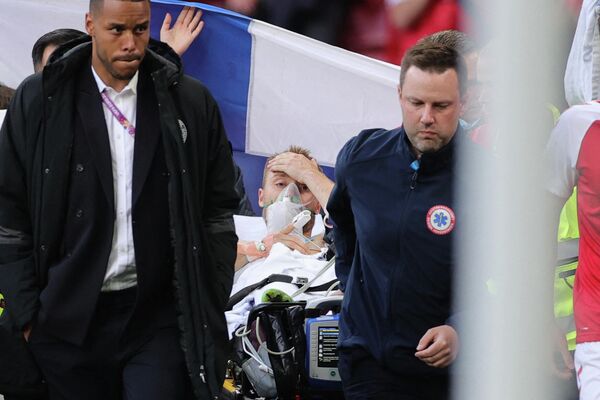 Медики эвакуируют футболиста сборной Дании Кристиана Эриксена