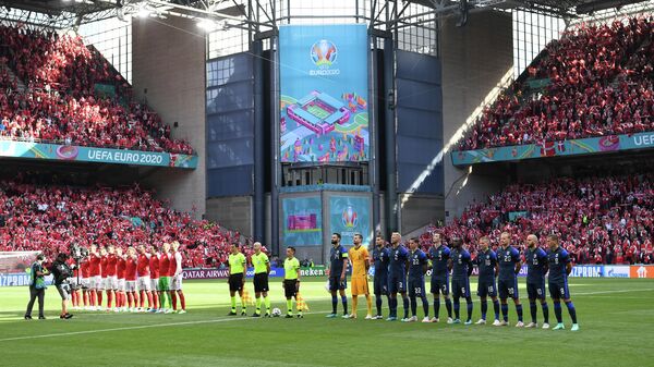 Игроки сборных Дании и Финляндии перед началом матча ЕВРО-2020