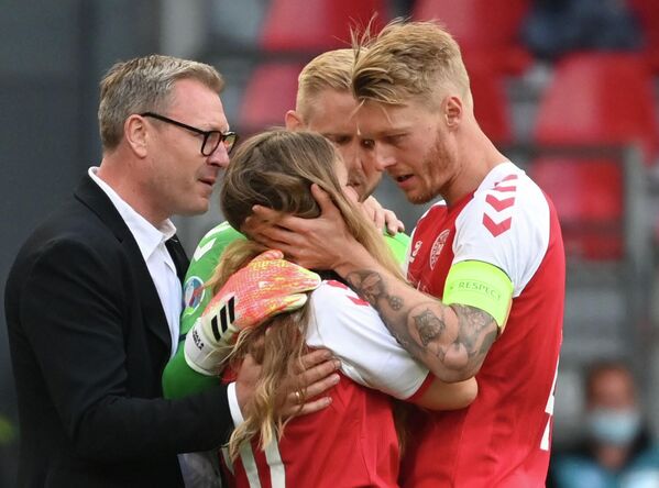 Игроки сборной Дании успокаивают жену Кристиана Эриксена