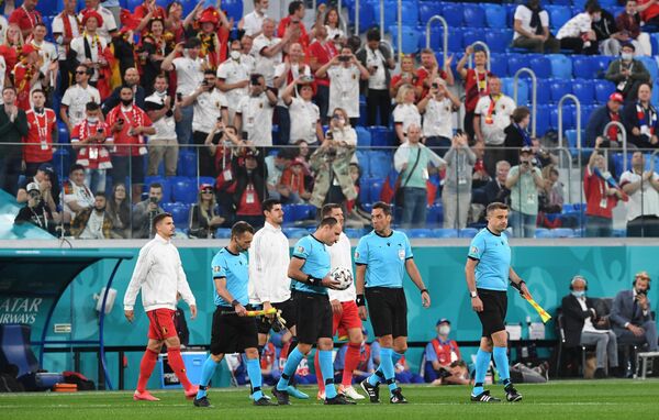 Игроки сборной Бельгии и арбитры матча ЕВРО-2020 Россия - Бельгия