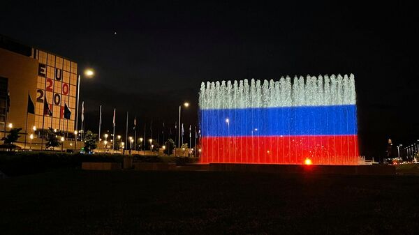 Фонтан в Загребе подсветили цветами российского триколор в честь Дня России 