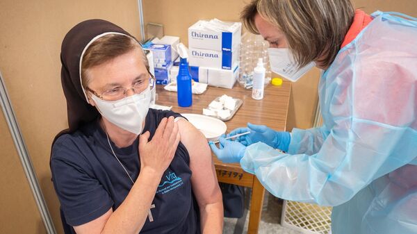 Женщина вакцинируется от COVID-19 препаратом Sputnik V (Гам-КОВИД-Вак) в центре вакцинации города Бардеёв в Словакии