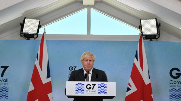 Премьер-министр Великобритании Борис Джонсон выступает на пресс-конференции по окончании саммита G7 в Великобритании