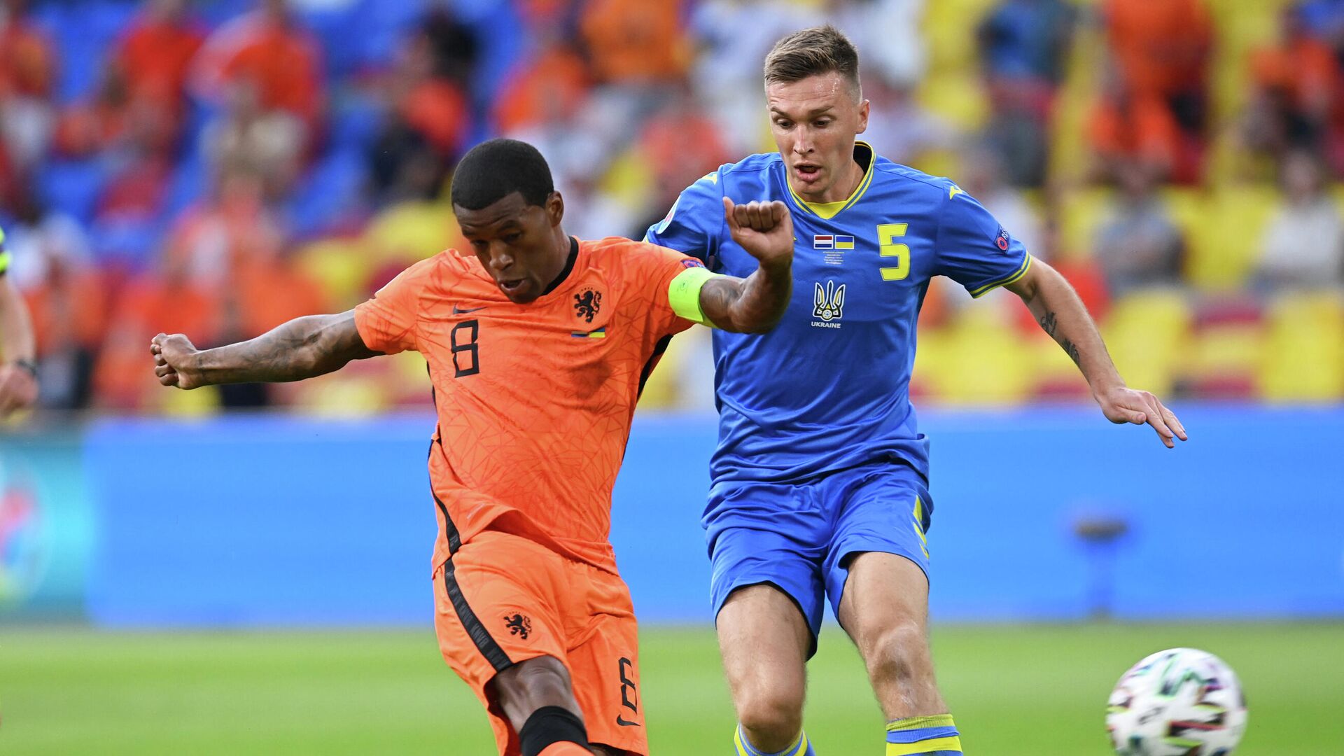 Soccer Football - Euro 2020 - Group C - Netherlands v Ukraine - Johan Cruyff Arena, Amsterdam, Netherlands - June 13, 2021 Netherlands' Georginio Wijnaldum in action with Ukraine's Ruslan Malinovskyi Pool via REUTERS/John Thys - РИА Новости, 1920, 13.06.2021