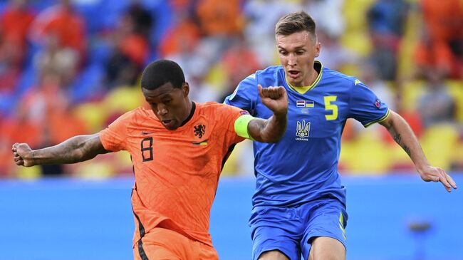 Soccer Football - Euro 2020 - Group C - Netherlands v Ukraine - Johan Cruyff Arena, Amsterdam, Netherlands - June 13, 2021 Netherlands' Georginio Wijnaldum in action with Ukraine's Ruslan Malinovskyi Pool via REUTERS/John Thys