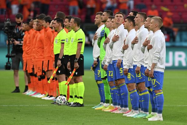 Футболисты сборных Нидерландов и Украины