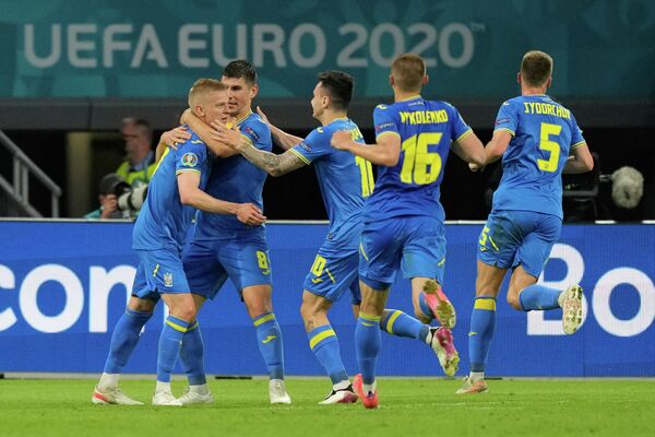 Футболисты сборной Украины радуются голу