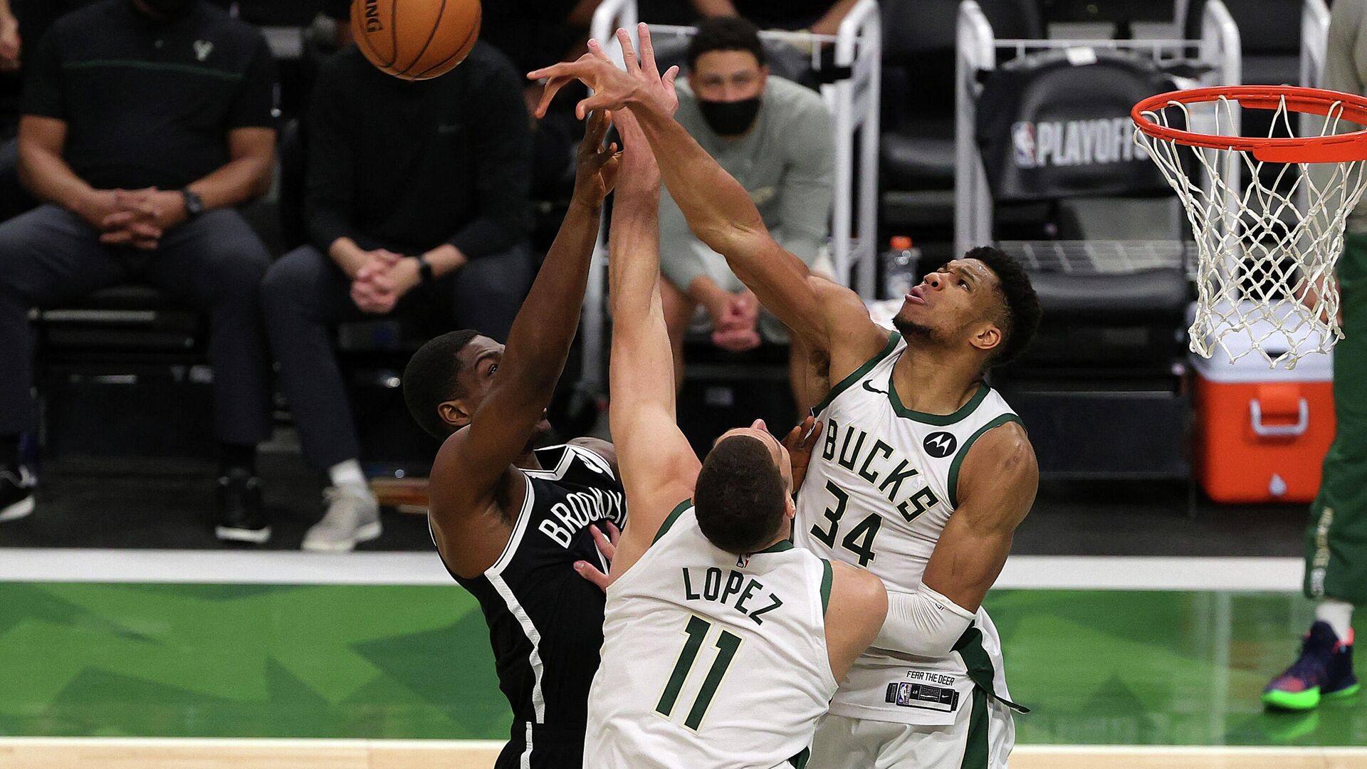 MILWAUKEE, WISCONSIN - JUNE 13: Giannis Antetokounmpo #34 of the Milwaukee Bucks blocks a shot by Reggie Perry #0 of the Brooklyn Nets during the second half of Game Four of the Eastern Conference second round playoff series at the Fiserv Forum on June 13, 2021 in Milwaukee, Wisconsin. NOTE TO USER: User expressly acknowledges and agrees that, by downloading and or using this photograph, User is consenting to the terms and conditions of the Getty Images License Agreement.   Stacy Revere/Getty Images/AFP (Photo by Stacy Revere / GETTY IMAGES NORTH AMERICA / Getty Images via AFP) - РИА Новости, 1920, 14.06.2021