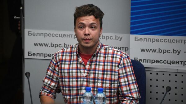 Задержанный в Белоруссии Роман Протасевич принимает участие в пресс-конференции в Минске