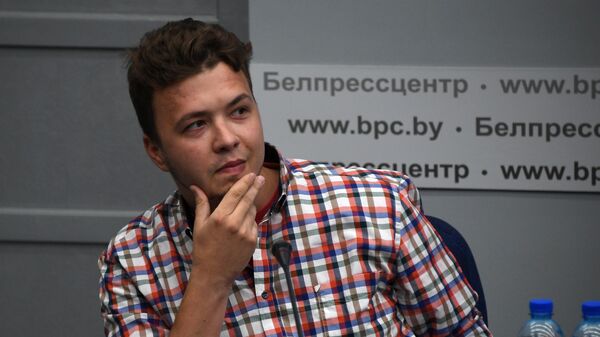Задержанный в Белоруссии Роман Протасевич принимает участие в пресс-конференции в Минске