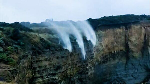 Вызов гравитации: в парке Порт-Кэмпбелл струи водопада поднялись в воздух
