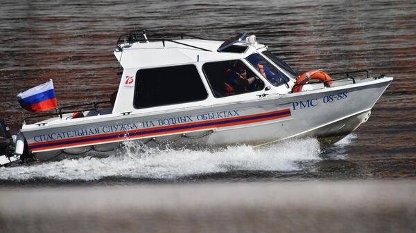 Катер спасательной службы на водных объектах патрулирует Москву-реку
