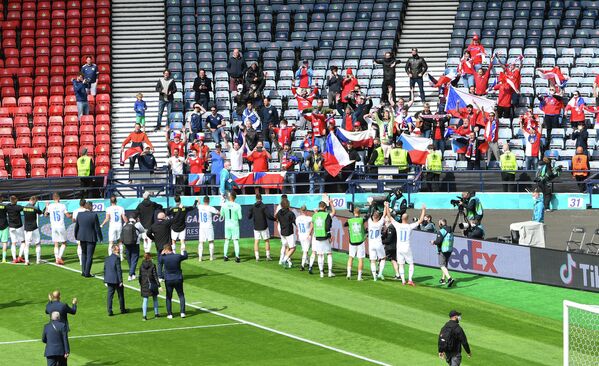 Футболисты сборной Чехии благодарят болельщиков за поддержку
