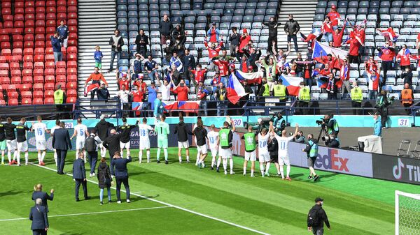 Футболисты сборной Чехии благодарят болельщиков за поддержку