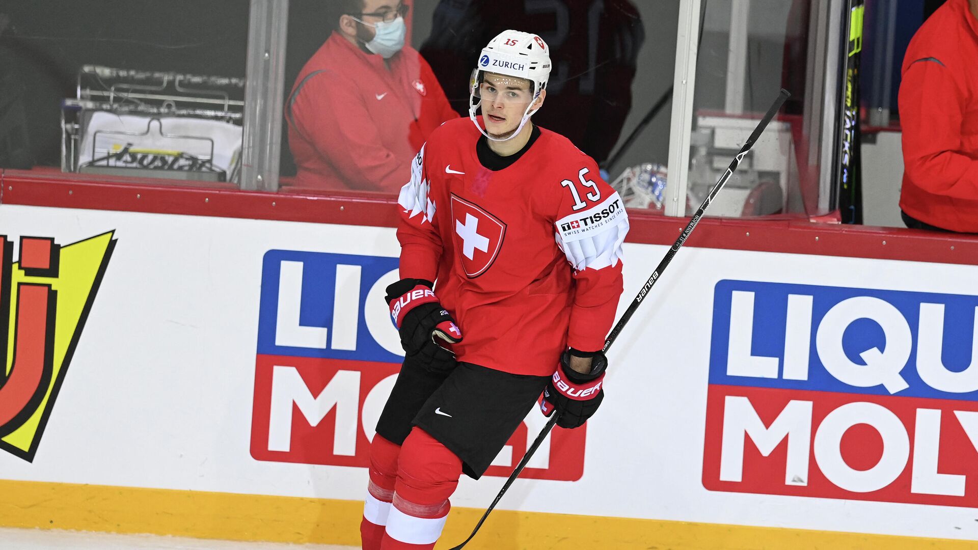 Switzerland's forward Gregory Hofmann celebrates after he scored the equalising goal during the IIHF Men's Ice Hockey World Championships preliminary round group A match between Czech Republic and Switzerland, at the Olympic Sports Center in Riga, Latvia, on May 22, 2021. (Photo by Gints IVUSKANS / AFP) - РИА Новости, 1920, 14.06.2021