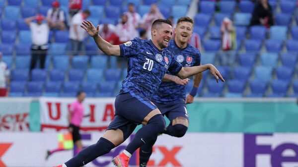 Полузащитник сборной Словакии Роберт Мак радуется забитому мячу