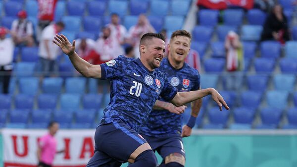 Полузащитник сборной Словакии Роберт Мак радуется забитому мячу