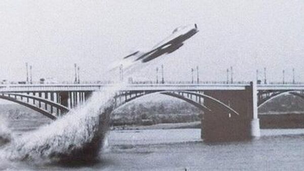 Кадр из фильма о пролете под Коммунальным мостом реактивного самолета