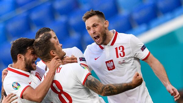 Футболисты сборной Польши радуются забитому мячу