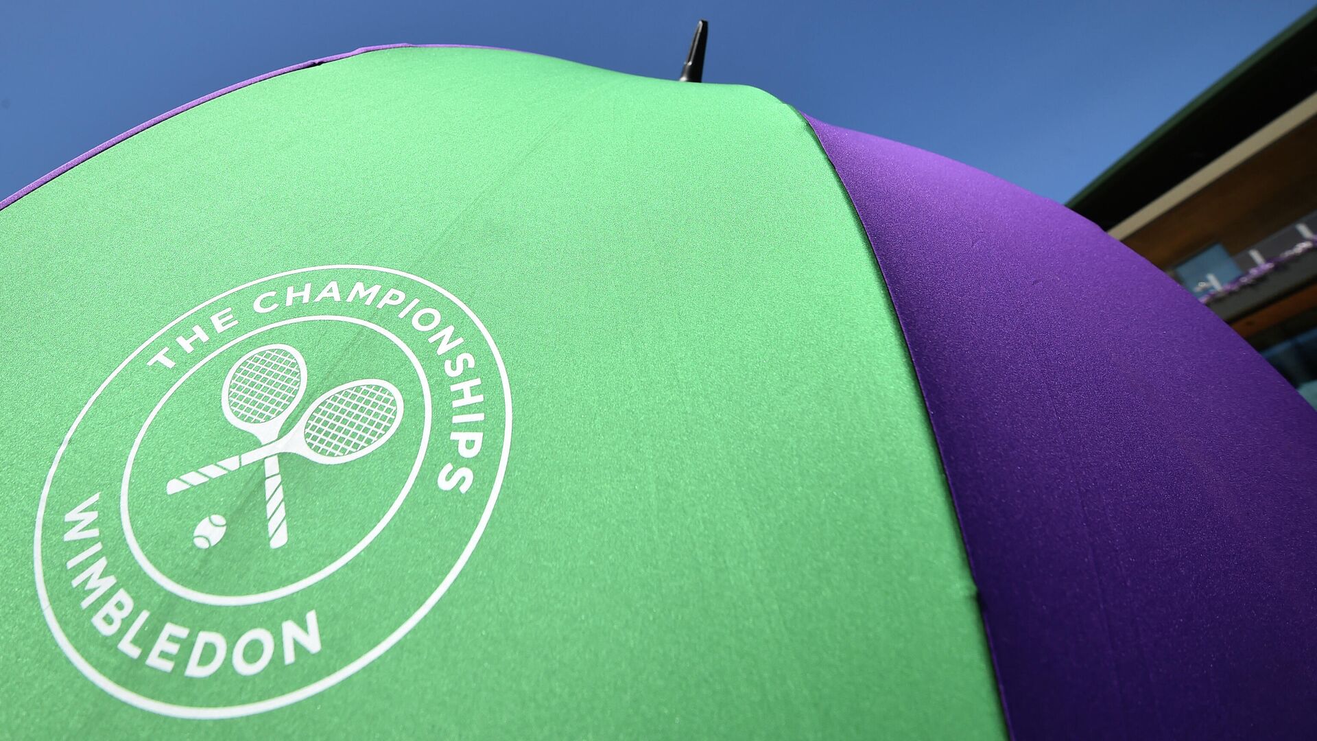 An unmbrella with the Wimbledon Championships tennis tournament's logo is seen at The All England Tennis Club in Wimbledon, southwest London, on July 4, 2019, on the fourth day of the 2019 Wimbledon Championships tennis tournament. (Photo by Glyn KIRK / AFP) / RESTRICTED TO EDITORIAL USE - РИА Новости, 1920, 14.06.2021