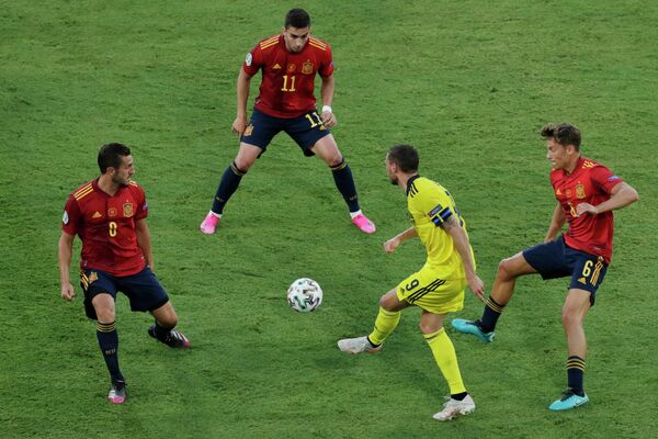 Игровой момент матча Испания - Швеция
