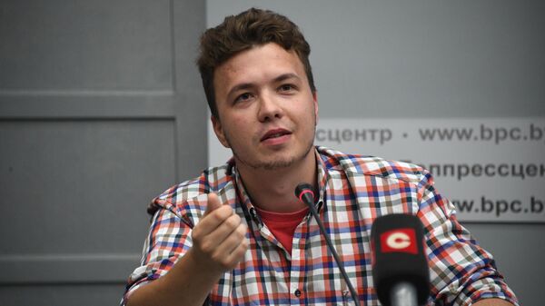 Задержанный в Белоруссии Роман Протасевич принимает участие в пресс-конференции в Минске, организованной МИД республики