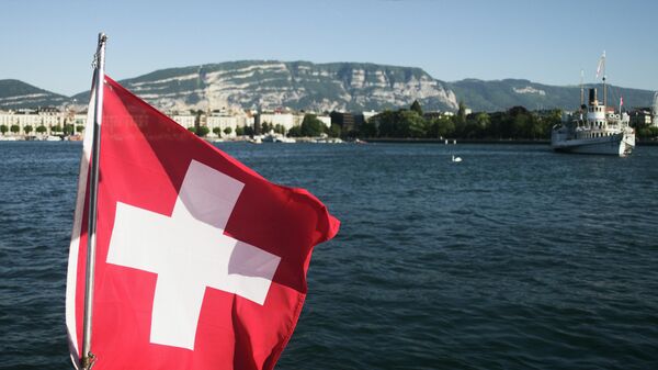 Швейцарский флаг на Женевском озере в Женеве