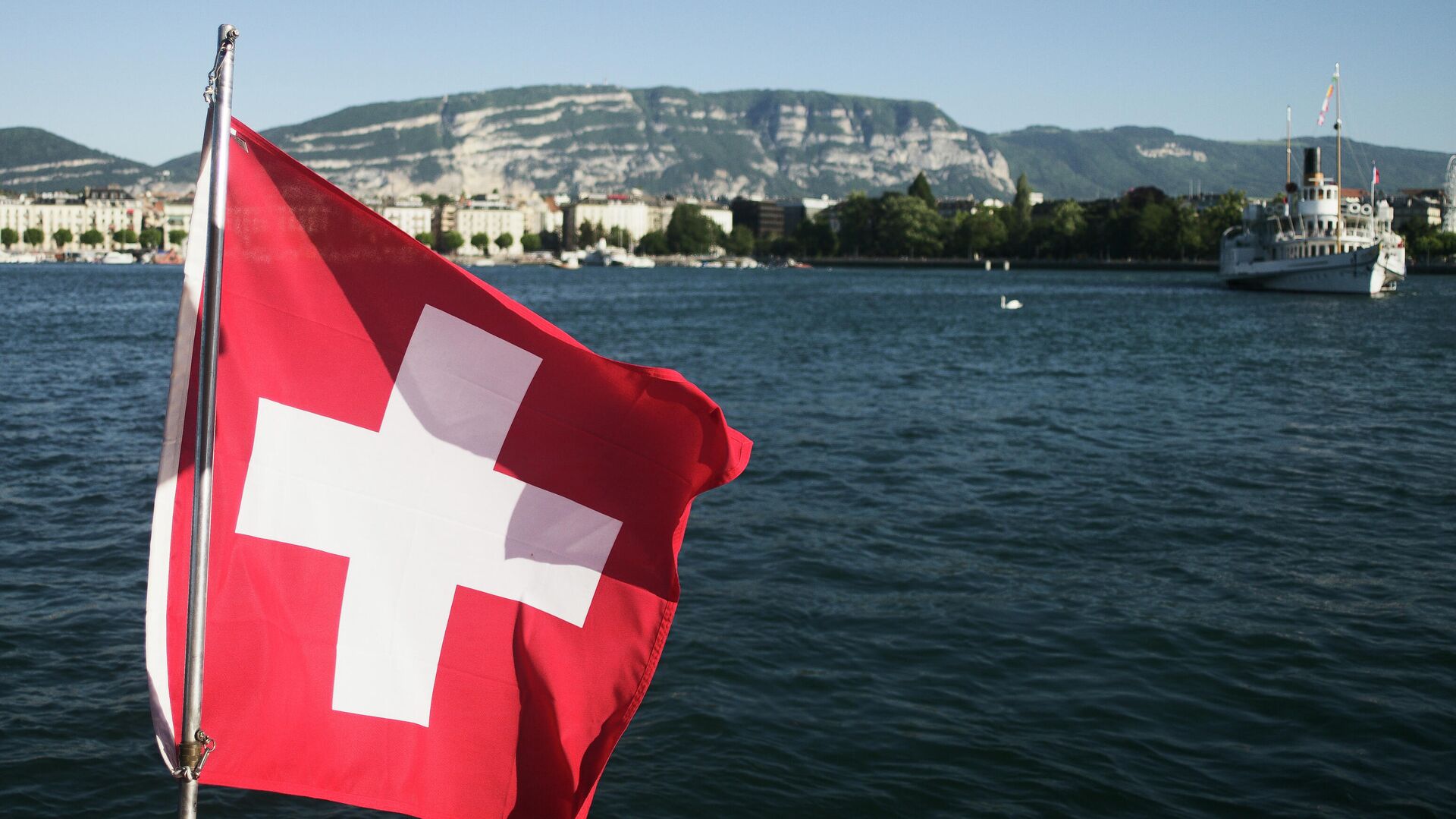 Швейцарский флаг на Женевском озере в Женеве - РИА Новости, 1920, 07.06.2023