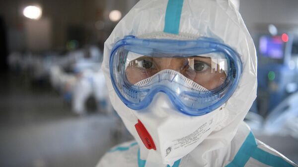 Медицинский работник в резервном госпитале для лечения больных коронавирусом в АТЦ Москва