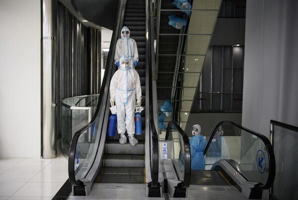 Медицинские работники в резервном госпитале для лечения больных коронавирусом в АТЦ Москва