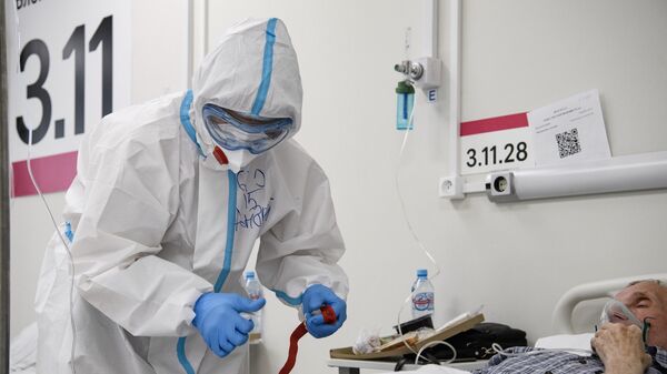 Медицинский работник в резервном госпитале для лечения больных коронавирусом в АТЦ Москва