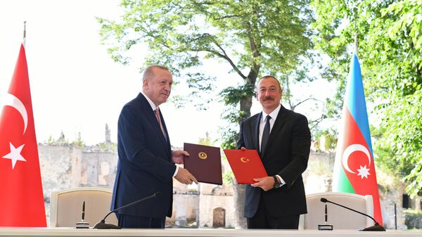Президент Турции Реджеп Тайип Эрдоган (слева) и президент Азербайджана Ильхам Алиев 
