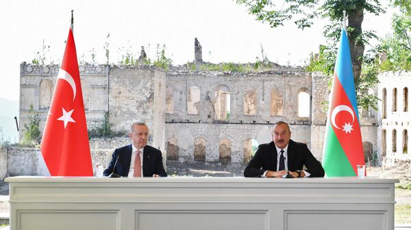 Президент Турции Реджеп Тайип Эрдоган и президент Азербайджана Ильхам Алиев на церемонии подписания декларации о союзнических соглашениях во время встречи в Баку