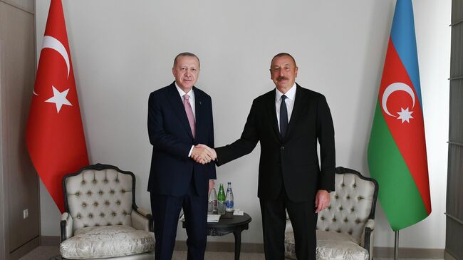 Президент Турции Реджеп Тайип Эрдоган  и президент Азербайджана Ильхам Алиев во время встречи в Шуше