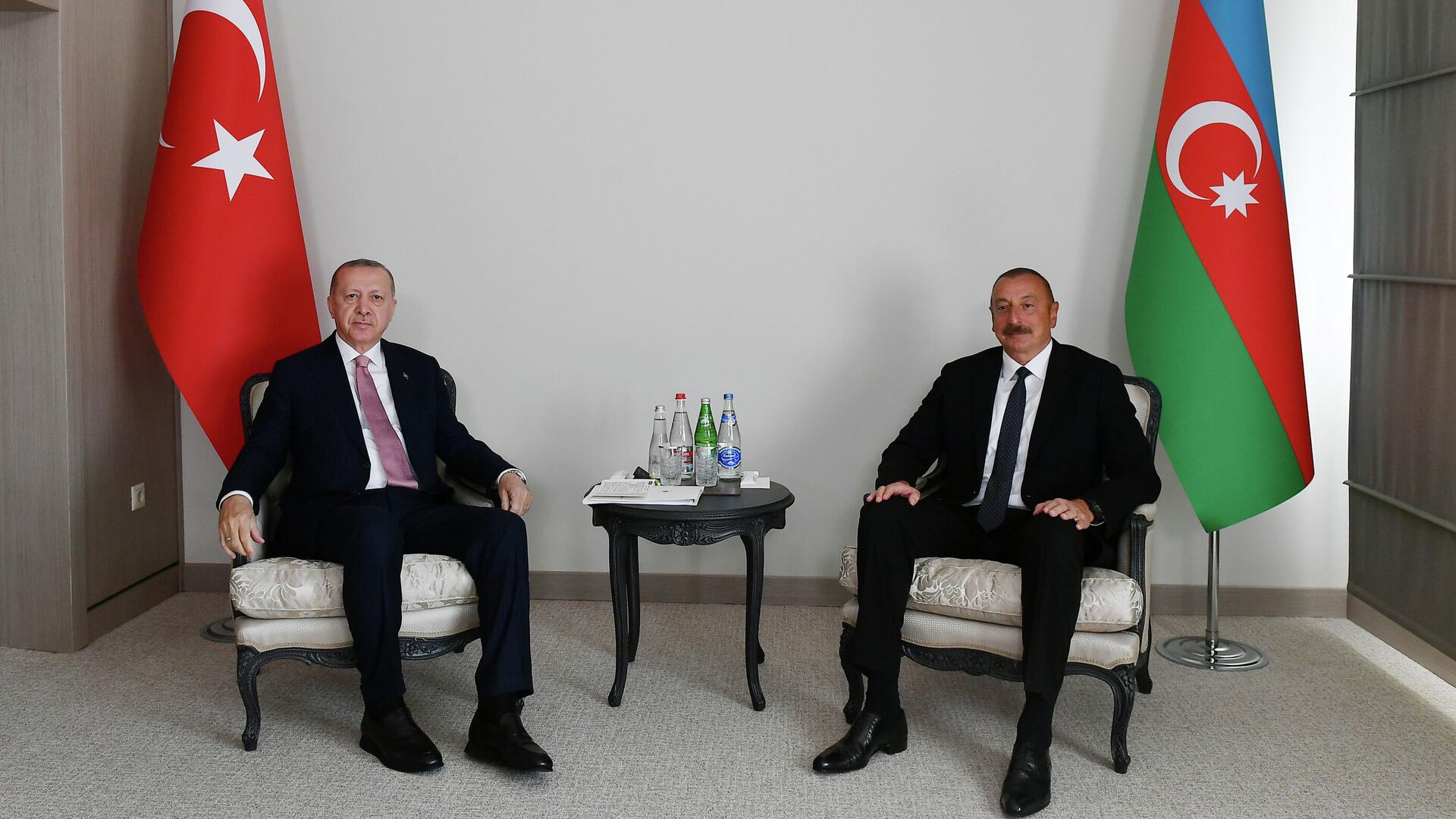 Президент Турции Реджеп Тайип Эрдоган  и президент Азербайджана Ильхам Алиев во время встречи в Шуше - РИА Новости, 1920, 16.06.2021