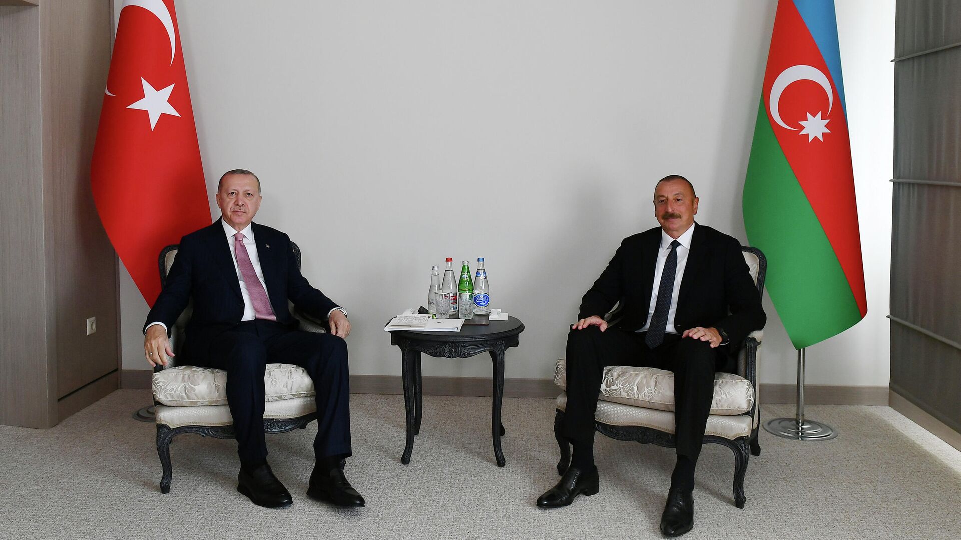 Президент Турции Реджеп Тайип Эрдоган  и президент Азербайджана Ильхам Алиев во время встречи в Шуше - РИА Новости, 1920, 16.06.2021