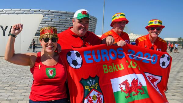 Болельщики сборной Уэльса у стадиона ЕВРО-2020 в Баку
