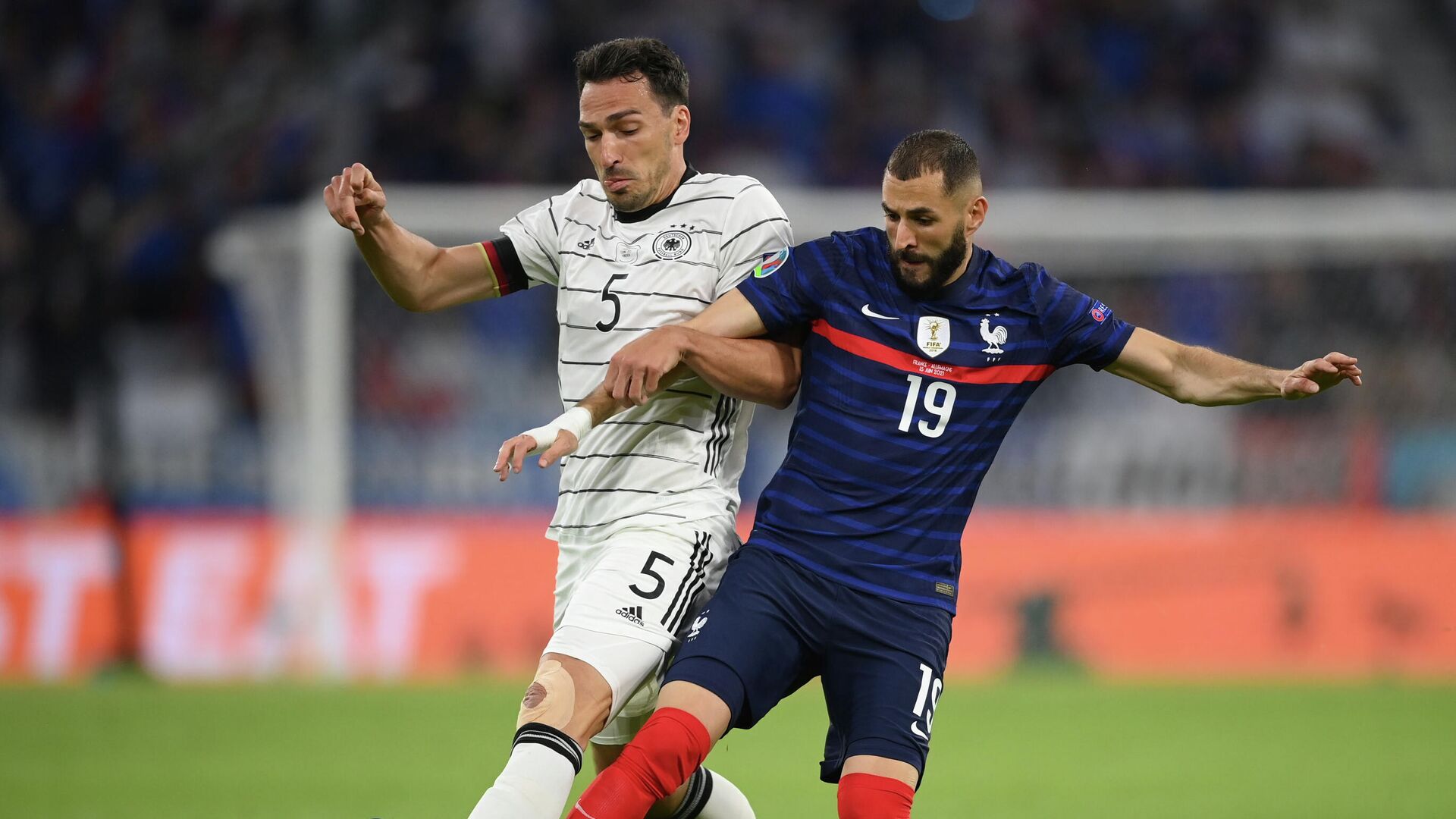 Soccer Football - Euro 2020 - Group F - France v Germany - Football Arena Munich, Munich, Germany - June 15, 2021 France's Karim Benzema in action with Germany's Mats Hummels Pool via REUTERS/Matthias Hangst - РИА Новости, 1920, 15.06.2021