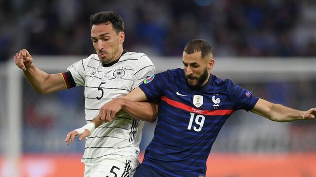 Soccer Football - Euro 2020 - Group F - France v Germany - Football Arena Munich, Munich, Germany - June 15, 2021 France's Karim Benzema in action with Germany's Mats Hummels Pool via REUTERS/Matthias Hangst