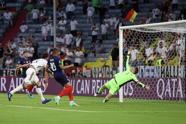 Защитник сборной Германии Матс Хуммельс (второй слева) забивает гол в ворота своей команды