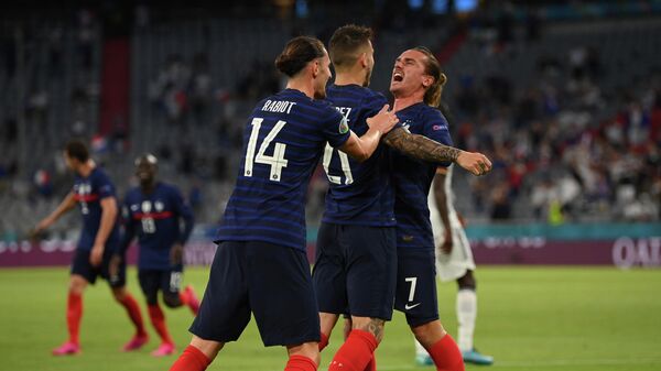 Футболисты сборной Франции радуются забитому мячу