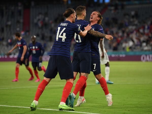 Футболисты сборной Франции радуются забитому мячу