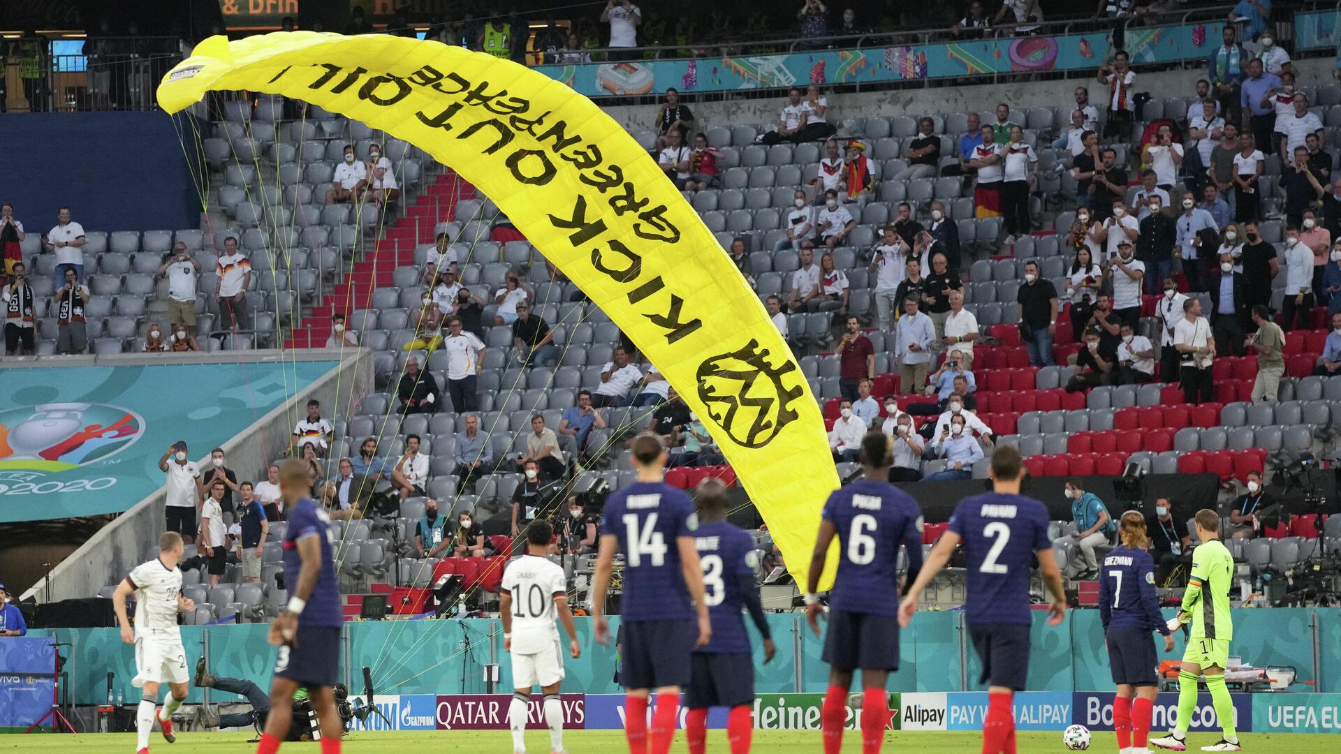 A paraglider lands on the pitch during the UEFA EURO 2020 Group F football match between France and Germany at the Allianz Arena in Munich on June 15, 2021. (Photo by Matthias Schrader / POOL / AFP) - РИА Новости, 1920, 16.06.2021