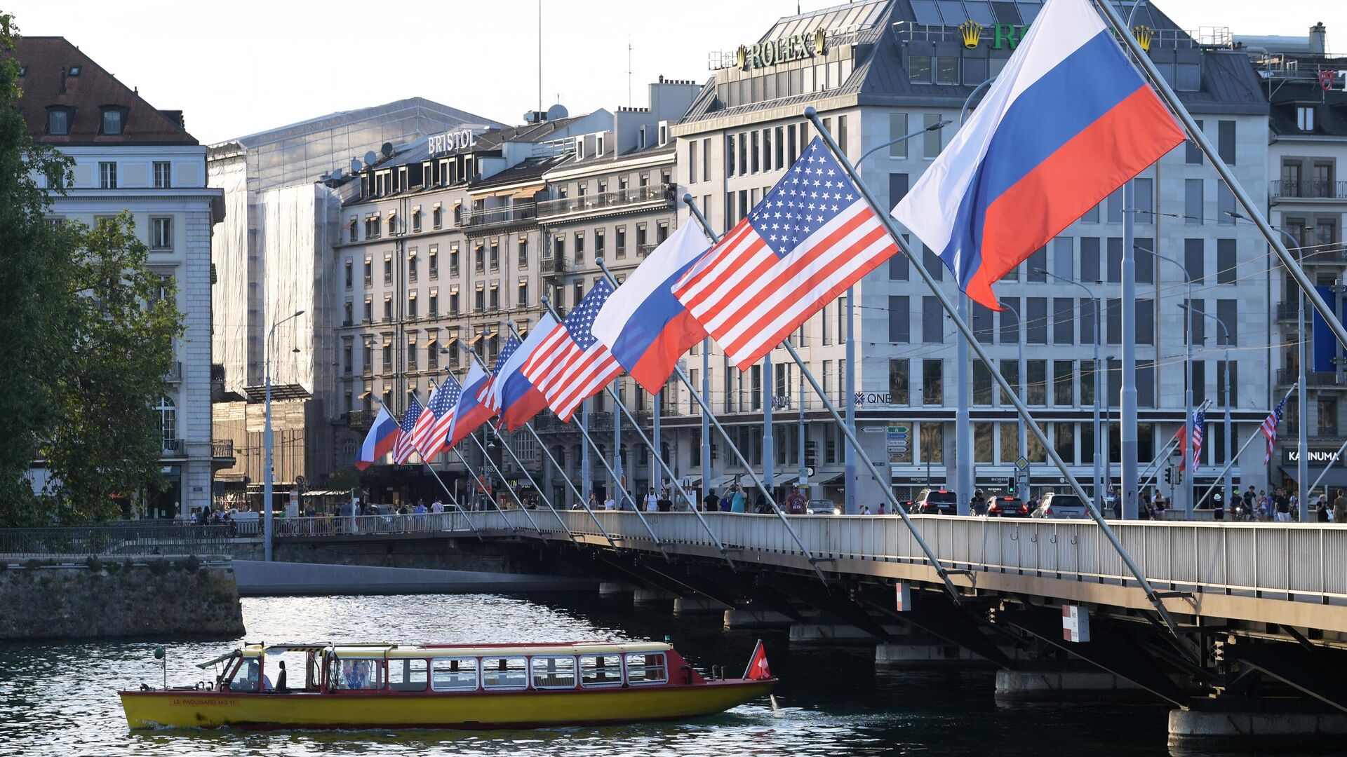 Флаги России и США на мосту Монблан в Женеве, вывешенные в преддверии саммита президента России Владимира Путина и президента США Джо Байден - РИА Новости, 1920, 16.12.2021