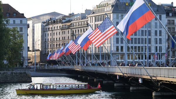 Флаги России и США на мосту Монблан в Женеве, вывешенные в преддверии саммита президента России Владимира Путина и президента США Джо Байден