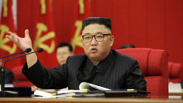 Лидер Северной Кореи Ким Чен Ын выступает на открытии 3-го пленарного заседания 8-го Центрального комитета Рабочей партии Кореи в Пхеньяне, Северная Корея