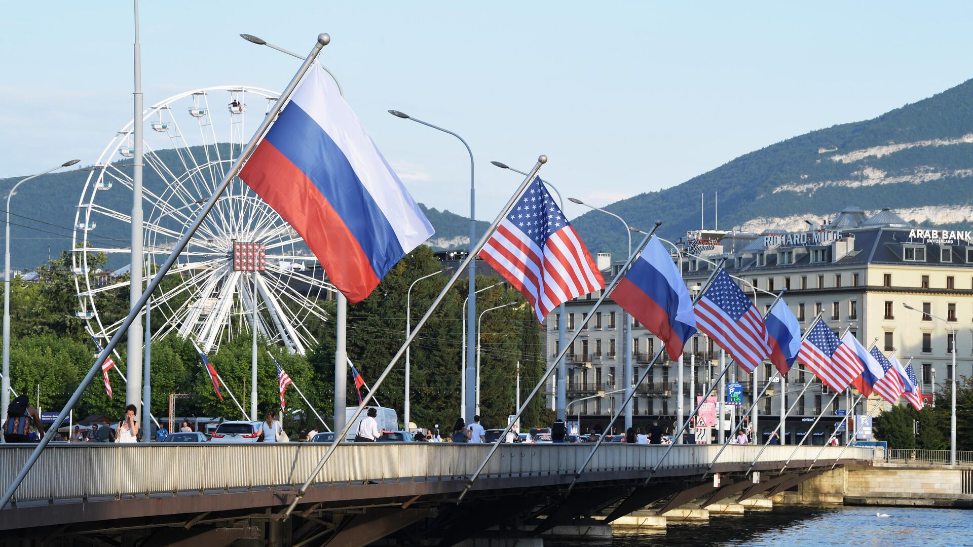 Флаги России и США на мосту Монблан в Женеве - РИА Новости, 1920, 16.06.2021