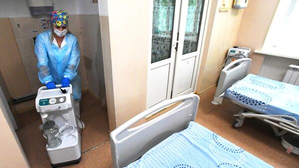Медицинский работник во время подготовки к открытию госпиталя для пациентов с коронавирусной инфекцией в Уссурийске