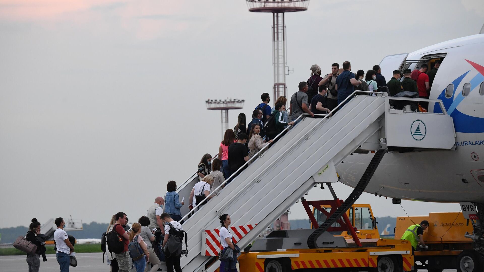 Пассажиры поднимаются на борт самолета на взлетно-посадочной полосе аэропорта Домодедово - РИА Новости, 1920, 10.09.2021